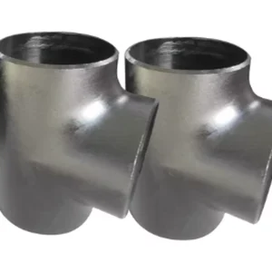 Nombre del producto: TEE RECTA A/C DE 10" EN CED. 80 A234 WPB Categoría: Perfil Tubular Rectangular Atributos del producto: - Material: Acero (probablemente acero al carbono, dado el contexto y la apariencia) - Color: Plateado/Gris - Tamaño: 10 pulgadas - Forma: Tee recta con conexión en "T" - Diseño: Conectores roscados en ambos extremos y una salida lateral - Componentes: Dos extremos cilíndricos y una abertura lateral Funcionalidad e uso: - Utilizado para unir tuberías en sistemas de plomería o conductos - Facilita el desvío de flujo en diferentes direcciones Diferenciadores o elementos técnicos: - Tipo de conexión: Roscada (posibilita la adaptación a sistemas existentes) - Clasificación: A234 WPB, indica especificaciones de diseño según estándares industriales No se identificó marca visible en la imagen.