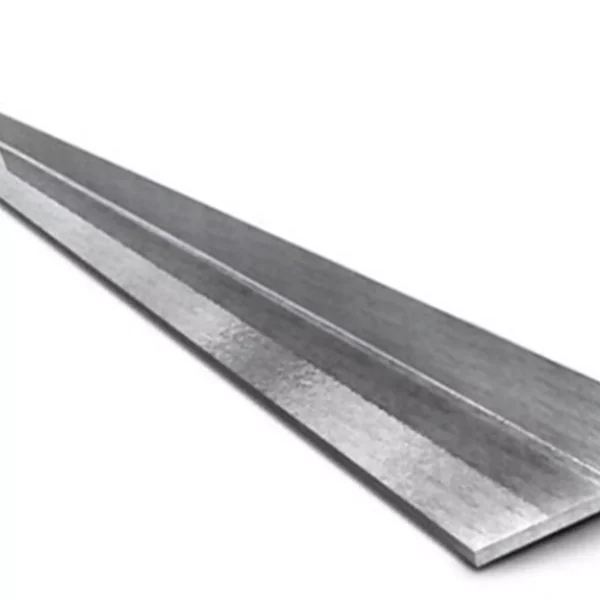 Nombre del producto: ANGULO (AI) DE 3/8" X 3" A 6.10 M GRADO A572-50 Categoría: Angulo Atributos del producto: - Material: Acero A572-50 - Tamaño: 3/8" (grosor) x 3" (ancho) x 6.10 m (largo) - Color: Gris metálico - Forma: Angular (formato de L) - Diseño: Perfil estructural, con bordes rectos y acabados lisos - Funcionalidad: Utilizado en construcción y estructuras metálicas para soportar y estabilizar, entrelazar componentes de una estructura. Elementos diferenciales: - Grado de acero: A572-50, que indica alta resistencia y durabilidad. - Acabado: Liso, lo que facilita su manipulación y procesos de soldadura. Uso e interpretación funcional: - Ideal para aplicaciones en construcción, metalurgia y proyectos que requieren soporte estructural robusto. No se identifican marcas visibles en la imagen proporcionada.