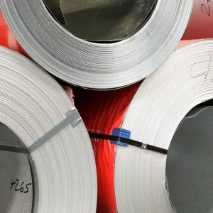 Nombre del producto: ROLLO DE LAMINA PINTADA BLANCO CAL 22 A 3 PIES Categoría: Rollo Atributos del producto: - Material: Acero pintado - Color: Blanco - Espesor: Calibre 22 - Dimensiones: 3 pies de ancho - Forma: Rollo cilíndrico - Características: Superficie pintada, posibilidad de uso en diversas aplicaciones de construcción y decoración. Uso y funcionalidad: - Utilizado para recubrimientos, estructuras metálicas y aplicaciones donde se requiera un acabado estético y protección contra la corrosión. Texto visible (transcripción): - Número: 4265 - Otros números o etiquetas no identificables claramente en la imagen. Diferenciadores técnicos: - Pintura protectora que mejora la durabilidad. - Calibre 22 que ofrece una resistencia adecuada para aplicaciones industriales. - Presentación en rollo facilita el transporte y manejo en el lugar de trabajo. Marca del producto: No identificable a partir de la imagen proporcionada.