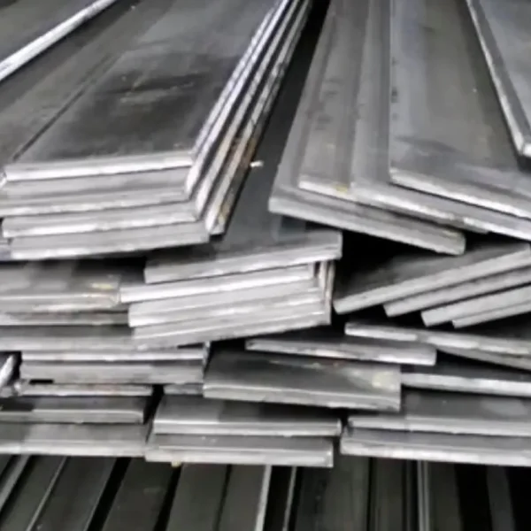 Nombre del producto: Solera de 3/8" x 3" a 6.10 mts Categoría: Soleras Atributos del producto: - Material: Acero - Color: Gris metálico - Tamaño: 3/8" de grosor, 3" de ancho, 6.10 mts de largo - Forma: Rectangular - Diseño: Superficie plana Funcionalidad: - Uso: Estructural, puede ser utilizado en construcción, fabricación de muebles o aplicaciones industriales. Diferenciadores: - Grosor específico: 3/8" - Longitud: 6.10 mts permite aplicaciones variadas sin necesidad de unir múltiples piezas. Texto visible: No se identificaron etiquetas o marcas en la imagen. No se observa información adicional sobre la marca o características técnicas específicas.