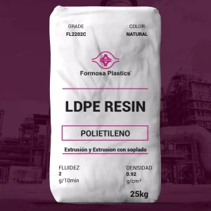 Nombre del producto: Formolene® FL2202C Categoría: Polietileno Marca: Formosa Plastics Descripción del producto: Resina de polietileno de baja densidad (LDPE) sin deslizamiento ni antiblokaje. Ofrece un buen equilibrio entre propiedades ópticas y mecánicas, ideal para aplicaciones de película. Color: Natural Propiedades físicas nominales: - Densidad: 0.92 g/cm³ - Fluidez: 2 g/10 min Capacidad: 25 kg Aplicaciones sugeridas: - Empaque de alimentos - Películas de laminación - Bolsas de correo - Películas para congelación - Empaque textil Cumple con los requisitos de la FDA de EE. UU. para el contacto directo con alimentos según 21 CFR 177.1520. Instrucciones de uso: Extrusión y proyección en películas. Notas: Las propiedades del producto se basan en una película de 1.5 mil (38.1 micrones) y pueden variar según el equipo de extrusión y condiciones de operación.
