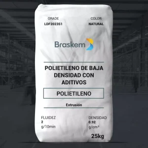 Nombre del producto: PE - LDPE - MFI2 - BRASKEM - LDF2023S1 Categoría: Polietileno Marca: Braskem Descripción: Polietileno de baja densidad con aditivos, contiene slip y antienvejecimiento. Características técnicas: - Fluidez: 2 g/10 min (Melt Flow Rate) - Densidad: 0.92 g/cm³ Uso y aplicaciones: - Film retráctil - Bolsas y sacos - Film soplado - Empaques flexibles (Películas Cast) Procesos de fabricación: - Extrusión de film cast - Extrusión de film soplado Presentación: - Peso: 25 kg Detalles diferenciadores: - Buenas propiedades ópticas - Excelente procesabilidad Advertencias: - Leer la hoja de datos de seguridad antes de usar. - No recomendado para fabricación de paquetes en contacto con soluciones parenterales. - Consultar información regulatoria para contacto con alimentos.