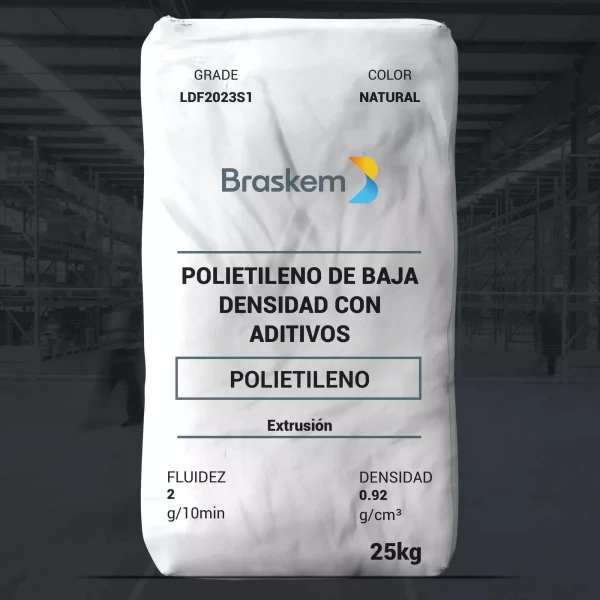 Nombre del producto: PE - LDPE - MFI2 - BRASKEM - LDF2023S1 Categoría: Polietileno Marca: Braskem Descripción: Polietileno de baja densidad con aditivos, contiene slip y antienvejecimiento. Características técnicas: - Fluidez: 2 g/10 min (Melt Flow Rate) - Densidad: 0.92 g/cm³ Uso y aplicaciones: - Film retráctil - Bolsas y sacos - Film soplado - Empaques flexibles (Películas Cast) Procesos de fabricación: - Extrusión de film cast - Extrusión de film soplado Presentación: - Peso: 25 kg Detalles diferenciadores: - Buenas propiedades ópticas - Excelente procesabilidad Advertencias: - Leer la hoja de datos de seguridad antes de usar. - No recomendado para fabricación de paquetes en contacto con soluciones parenterales. - Consultar información regulatoria para contacto con alimentos.