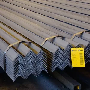 Nombre del producto: ANGULO 1 1/2"X3/16" A36/529 G50 6.1M Categoría: Angulo Atributos del producto: - Material: Acero A36 - Tamaño: 1 1/2 pulgadas de lado, 3/16 pulgadas de grosor, longitud de 6.1 metros - Forma: Perfil en "L" o ángulo - Color: Gris metalizado (probablemente debido al acero sin pintar o tratado) Características visibles: - Superficie: Lisa, sin revestimiento visible, indicando un acabado industrial - Componentes: Cuerpos de acero apilados, unidos por cintas metálicas - Etiqueta visible: Z29H, posiblemente relacionada con el modelo o código de inventario Interpretación de uso y funcionalidad: - Usos: Estructural en construcción, soporte en montaje, aplicaciones en metalurgia - Funcionalidad: Proporciona soporte y refuerzo en estructuras, conexión de elementos en construcciones. Diferenciadores técnicos: - Tipo de acero: A36, conocido por su resistencia y facilidad de fabricación - Dimensiones específicas que indican capacidad para soportar cargas Esta información puede ser utilizada para la generación de datos en la página de ventas del producto.