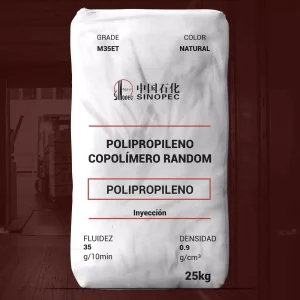 Nombre del producto: PP - HOPP - MFI35 - SINOPEC - M35ET Categoría: Polipropileno Atributos del producto: - Material: Polipropileno - Color: Natural - Tamaño del envase: 25 kg - Densidad: 0.9 g/cm³ - Fluidez: 35 g/10 min Detalles técnicos: - Tipo: Copolímero random - Aplicación: Inyección Marca: Sinopec Texto visible extraído: - "GRADE M35ET" - "POLIPROPILENO" - "COPOLÍMERO RANDOM" - "FLUIDEZ 35 g/10min" - "DENSIDAD 0.9 g/cm³" - "Inyección" Usos y funcionalidad: Utilizado en procesos de inyección para la producción de diversos artículos plásticos.