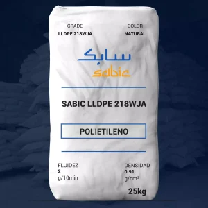 Nombre del producto: SABIC LLDPE 218WJA Categoría: Polietileno **Detalles del producto:** - **Marca:** SABIC - **Color:** Natural - **Tamaño:** 25 kg - **Fluidez (Melt Flow Rate):** 2 g/10min - **Densidad:** 0.91 g/cm³ **Uso y funcionalidad:** Polietileno de baja densidad lineal (LLDPE) utilizado en aplicaciones generales, especialmente para la producción de bolsas y películas de embalaje. **Diferenciadores técnicos:** - Grado: LLDPE 218WJA - Ingredientes/additivos: Contiene aditivos para mejorar el rendimiento de la película como antiblok y deslizante. **Recomendaciones de almacenamiento:** - Almacenar en un lugar seco y fresco, protegido de la luz solar. **Advertencia:** No apto para aplicaciones farmacéuticas o médicas.
