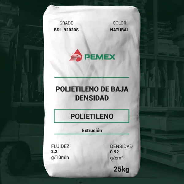 Nombre del producto: Polietileno de Baja Densidad Marca: PEMEX **Categoría:** Polietileno **Color:** Natural **Peso neto:** 25 kg **Características Técnicas:** - Fluidez (Índice de fluidez): 2.2 g/10 min - Densidad: 0.92 g/cm³ **Usos Principales:** - Aplicaciones en extrusión **Cumplimiento Normativo:** - Cumple con los requisitos de la Food and Drug Administration (FDA) y Directivas Europeas para contacto con alimentos. **Identificación:** - Grado: BDL-92020S