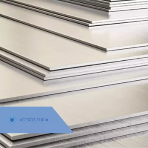 Nombre del producto: PLACA 1 A 4'X10', A36 Categoría: Placa Marca: ACEROS TURÍA Material: Acero A36 Tamaño: 4 pies x 10 pies Color: Plateado/Gris Forma: Placa rectangular Diseño: Superficie plana, sin tratamientos superficiales visibles Uso y funcionalidad: Utilizada en construcción y fabricación para estructuras y soportes. Proporciona alta resistencia y durabilidad. Elementos técnicos: No hay conectores o botones visibles en la imagen. Texto visible: "ACEROS TURÍA" (marca del producto). Diferenciadores: Material de acero A36 conocido por su resistencia a la tracción y uso en aplicaciones estructurales.