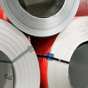 Nombre del producto: ROLLO DE ACERO PINTADO CAL.26 Categoría: Rollo Atributos del producto: - Material: Acero - Color: Plateado (acero pintado) - Tamaño: Calibre 26 - Forma: Rollo - Diseño: Rollo de acero pintado, con un acabado visible en la parte exterior Elementos técnicos: - Las bobinas muestran etiquetas con números (4265 y C76) que podrían ser referencias de producción o de lote. - Puede contener un conector visible (la parte azul en la imagen) que puede estar relacionado con el manejo o la identificación del producto. Uso y funcionalidad: - Se utiliza en aplicaciones industriales y de construcción, dado que el acero pintado es común para mejorar la resistencia a la corrosión y el acabado estético. Texto visible: - Números en las bobinas (4265, C76) Diferenciadores: - Acabado pintado que proporciona protección adicional y mejora el aspecto visual del producto.