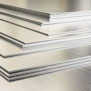 Nombre del producto: LAMINA DE ACERO INOXIDABLE ALEACIÓN 430 2B 4X10 CALIBRE 14 Categoría: Lamina Atributos del producto: - Material: Acero inoxidable, aleación 430 - Acabado: 2B - Dimensiones: 4 x 10 pies - Calibre: 14 Detalles de diseño: - Superficie lisa y pulida, adecuada para aplicaciones que requieren resistencia a la corrosión. Funcionalidad: - Uso en construcción, fabricación de estructuras, aplicaciones industriales donde se requiera resistencia a la corrosión y durabilidad. Elementos técnicos: - Reforzado estructuralmente y fácil de trabajar. Marca: No identificable en la imagen.