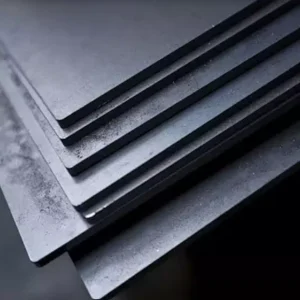 Nombre del producto: LAMINA NEGRA CALIBRE 24 DE 3´ X 10´ Categoría: Lamina Atributos del producto: - Material: Acero - Color: Negro - Tamaño: 3 pies de ancho x 10 pies de largo - Forma: Planchas rectangulares - Grosor: Calibre 24 Detalles del diseño: - Superficie lisa, sin texturas visibles - Bordes rectos Funcionalidad e uso: - Utilizada en aplicaciones de construcción y fabricación, proporcionando resistencia y estabilidad estructural. Elementos diferenciadores: - Calibre 24 que indica su resistencia y durabilidad. - Diseño apto para diversas aplicaciones industriales. Texto visible en la imagen: No se identificó texto adicional. Marca: No es posible identificar la marca.