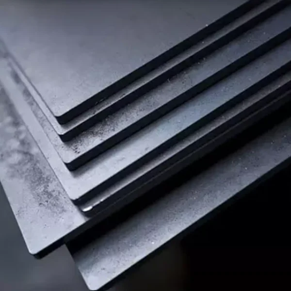 Nombre del producto: LAMINA LISA GALVANIZADA CALIBRE 18 DE 4 ́ X 10 Categoría: Lamina Atributos del producto: - Material: Acero galvanizado - Color: Gris oscuro o negro - Tamaño: 4 pies x 10 pies - Espesor: Calibre 18 Detalles funcionales: - Uso: Ideal para construcción, revestimientos y aplicaciones industriales. - Superficie: Lisa, lo que facilita su manipulación y montaje. Diferenciadores técnicos: - Resistencia a la corrosión gracias al galvanizado. - Diseño plano para diversos usos estructurales. (Nota: No se puede extraer información sobre marcas o texto visible adicional debido a la imagen proporcionada.)
