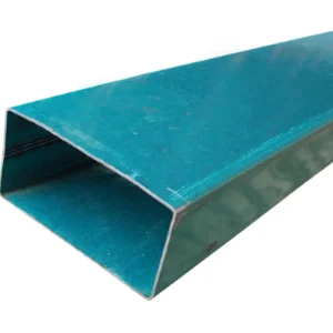 Nombre del producto: TUBULAR R-400 CAL 18 Categoría: Perfil Marca: No visible en la imagen. Material: Acero o metal tratado (basado en el aspecto visual). Color: Verde (terminación superficial). Tamaño: Longitud extendida, especificaciones de ancho y altura no visibles. Forma: Tubular rectangular. Detalles de diseño: Bordes bien definidos con sección en "U". Funcionalidad: Utilizado en construcciones para estructuras de soporte, marcos o perfiles metálicos. Elementos técnicos: Sin conectores o botones visibles. Texto visible: Ninguno. Características diferenciadoras: Estructura tubular que aporta resistencia y rigidez.