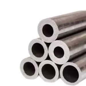 Nombre del producto: Tubo de acero laminado en caliente sin costura x 6 mts. Categoría: Tubo Atributos del producto: - Material: Acero - Color: Gris metálico - Tamaño: Longitud de 6 metros - Forma: Cilíndrica - Diseño: Sin costura, acabado liso Funcionalidad: - Utilizado en construcción y fabricación de estructuras metálicas, ropa de tubería y maquinaria industrial. Elementos técnicos: - Es un tubo, por lo que probablemente incluye características relacionadas con la resistencia y durabilidad. - No se observan etiquetas o marcas visibles en la imagen. Diferenciadores: - Tubo laminado en caliente, lo que implica un proceso de fabricación que mejora la resistencia del material. - Sin costura, lo que reduce el riesgo de fugas en aplicaciones donde se requiere estanqueidad.