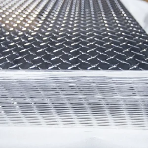 Nombre del producto: LAMINA ANTIDERRAPANTE 3/16 3 X 10 Categoría: Lamina Atributos del producto: - Material: Metal (posiblemente acero inoxidable o aluminio) - Color: Plata - Tamaño: 3 x 10 pies (aproximadamente 0.91 x 3.05 metros) - Grosor: 3/16 pulgadas - Textura: Superficie antiderrapante con diseño de diamantes Detalles funcionales: - Funcionalidad: Previene deslizamientos y proporciona agarre en superficies donde se aplica - Uso: Ideal para áreas de alto tránsito, escaleras, plataformas y vehículos Elementos diferenciadores: - Diseño de diamante que proporciona una mejor tracción - Resistente a la corrosión (dependiendo del material específico) Texto visible (de ser aplicable): No se observan etiquetas o textos adicionales en la imagen. Marca del producto: No se puede determinar a partir de la imagen proporcionada.