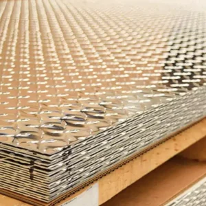 Nombre del producto: LAMINA ANTIDERRAPANTE 3/16 4 X 10 Categoría: Lamina Atributos del producto: - Material: Metal - Color: Plateado - Tamaño: 4 x 10 pies - Grosor: 3/16 pulgadas - Diseño: Superficie antiderrapante con relieve Funcionalidad: - Uso: Proporciona una superficie antideslizante, ideal para pisos, rampas u otras aplicaciones donde se requiera evitar deslizamientos. Elementos destacados: - Textura con relieve para mayor adherencia - Posiblemente perforaciones o refuerzos en el borde (según la interpretación de la imagen) Marca: No visible en la imagen.
