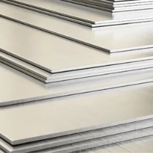 Nombre del producto: PLACA 7/8" A 6'X20' Categoría: Placa Atributos del producto: - Material: Desconocido (posiblemente metálico o de acero, visualmente brillante) - Color: Plateado - Tamaño: 7/8" de grosor, medidas de 6 pies por 20 pies - Forma: Rectangular - Diseño: Placas apiladas, con bordes rectos y superficie lisa - Componentes: Ninguno visible Funcionalidad: - Uso: Posiblemente utilizado en construcción, aislamiento o estructuras metálicas. Texto visible: Ninguno identificado en la imagen. Diferenciadores técnicos: - Grosor destacado de 7/8" que puede ser relevante para aplicaciones específicas. Marca: No se identifica en la imagen.