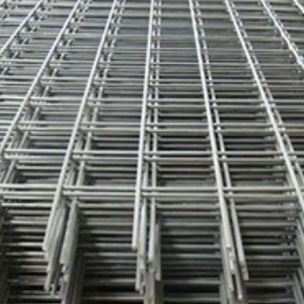 Nombre del producto: HOJA DE MALLA ELECTROSOLDADA 66 1010 Categoría: Malla Atributos del producto: - Material: Acero (presumiblemente, dado el aspecto del metal) - Color: Plateado - Tamaño: No especificado, pero visible en la imagen - Forma: Rectangular - Diseño: Estructura de malla electrosoldada con alambres dispuestos en una cuadrícula uniforme - Componentes: Varillas horizontales y verticales soldadas entre sí Funcionalidad e uso: - Usada generalmente para refuerzo estructural o en cercas - Proporciona soporte y durabilidad en construcción Elementos técnicos: - Tipo de malla: Electrosoldada - Distancia entre varillas: No especificada, pero uniforme - Acabado: Posiblemente galvanizado para resistencia a la corrosión Marca: No se puede identificar desde la imagen.