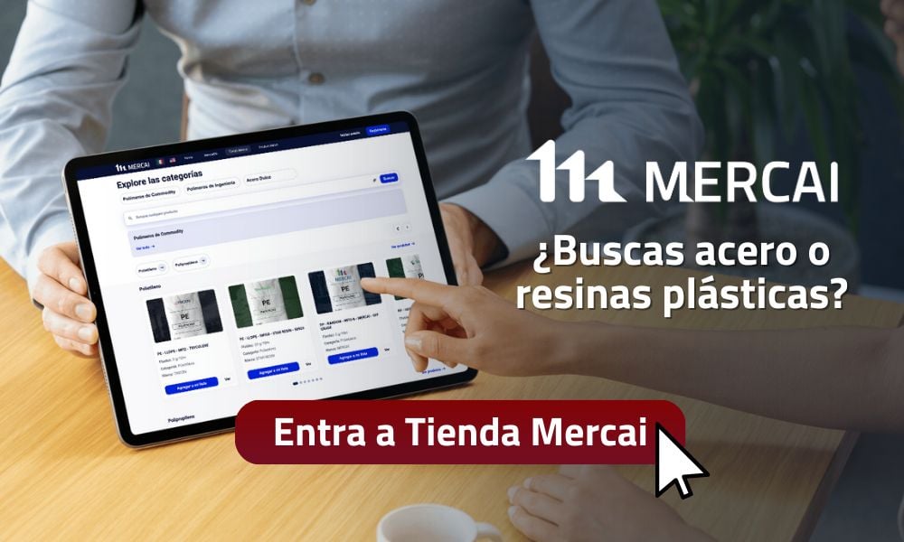 Banner con fondo de oficina, dos manos sosteniendo una tableta con la interfaz de Mercai, logotipo y texto ‘¿Buscas acero o resinas plásticas?’ en blanco, y botón rojo ‘Entra a Tienda Mercai’ con cursor.